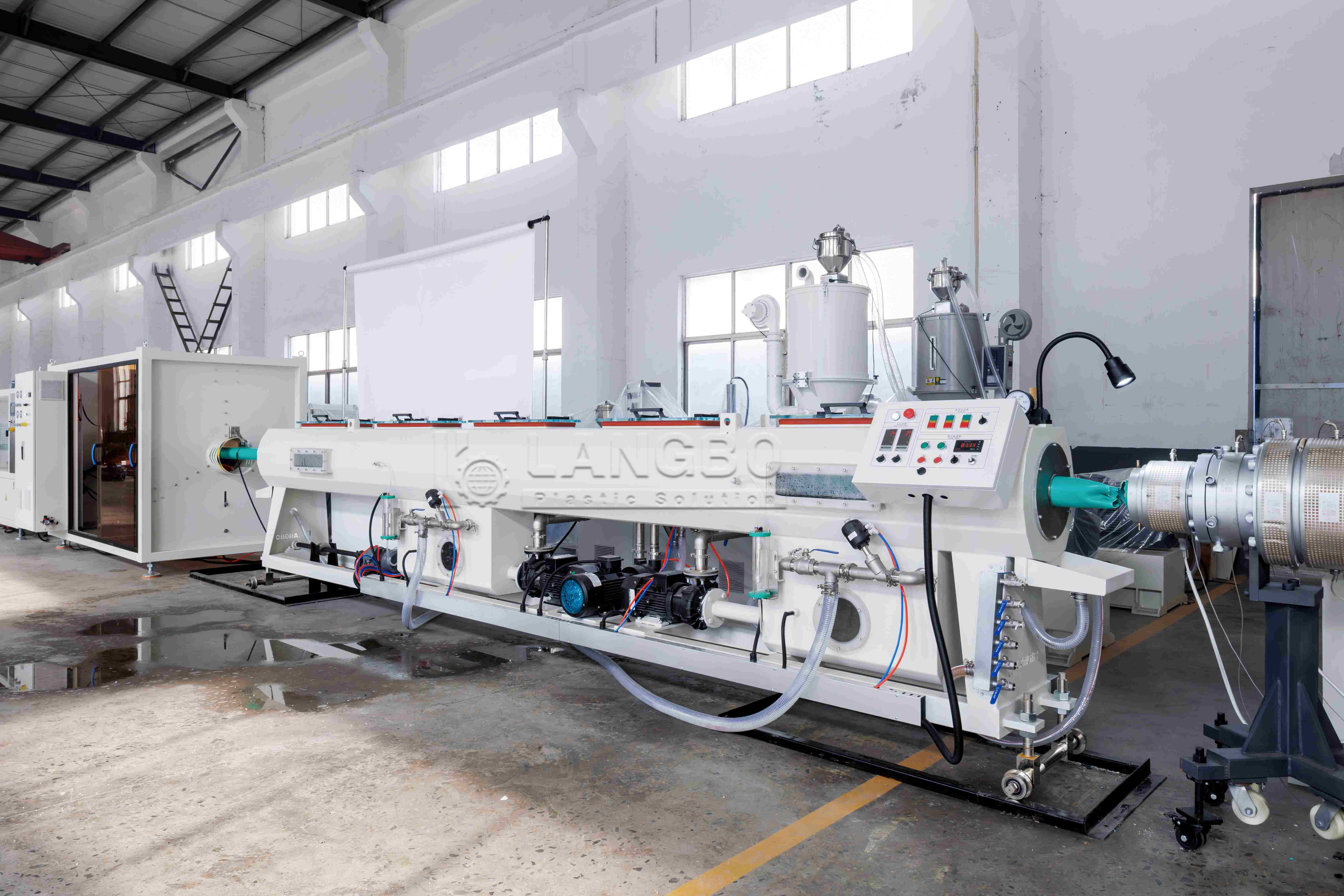 mais recente caso da empresa sobre Linha de extrusão de tubos PVC ABA de 68–160 mm para fabricação de tubos de infraestrutura no Reino Unido