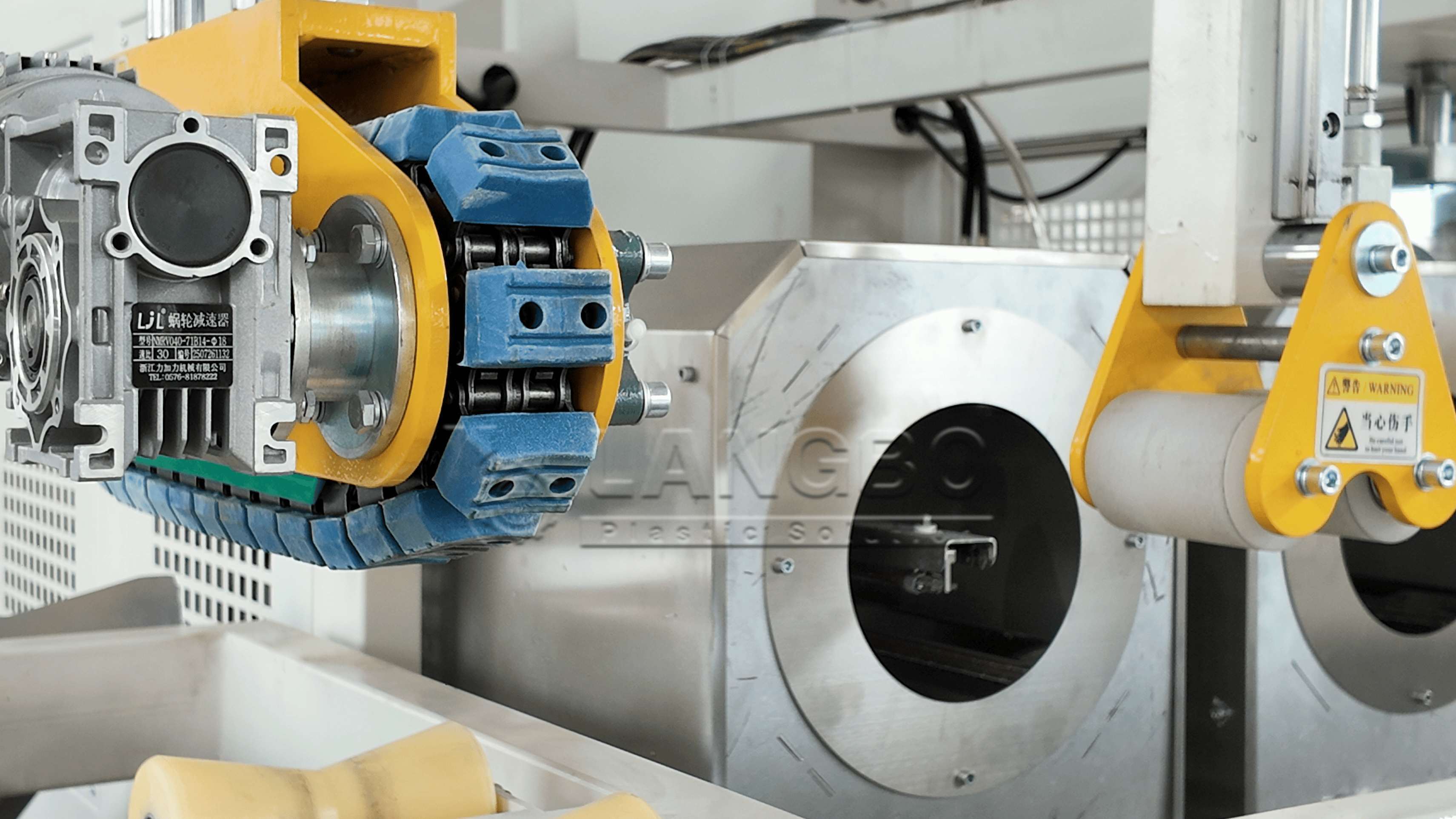 mais recente caso da empresa sobre Máquina de agitação de PVC integrada com linha de extrusão de tubos ABA de PVC para a produção de tubos de infraestrutura do Reino Unido