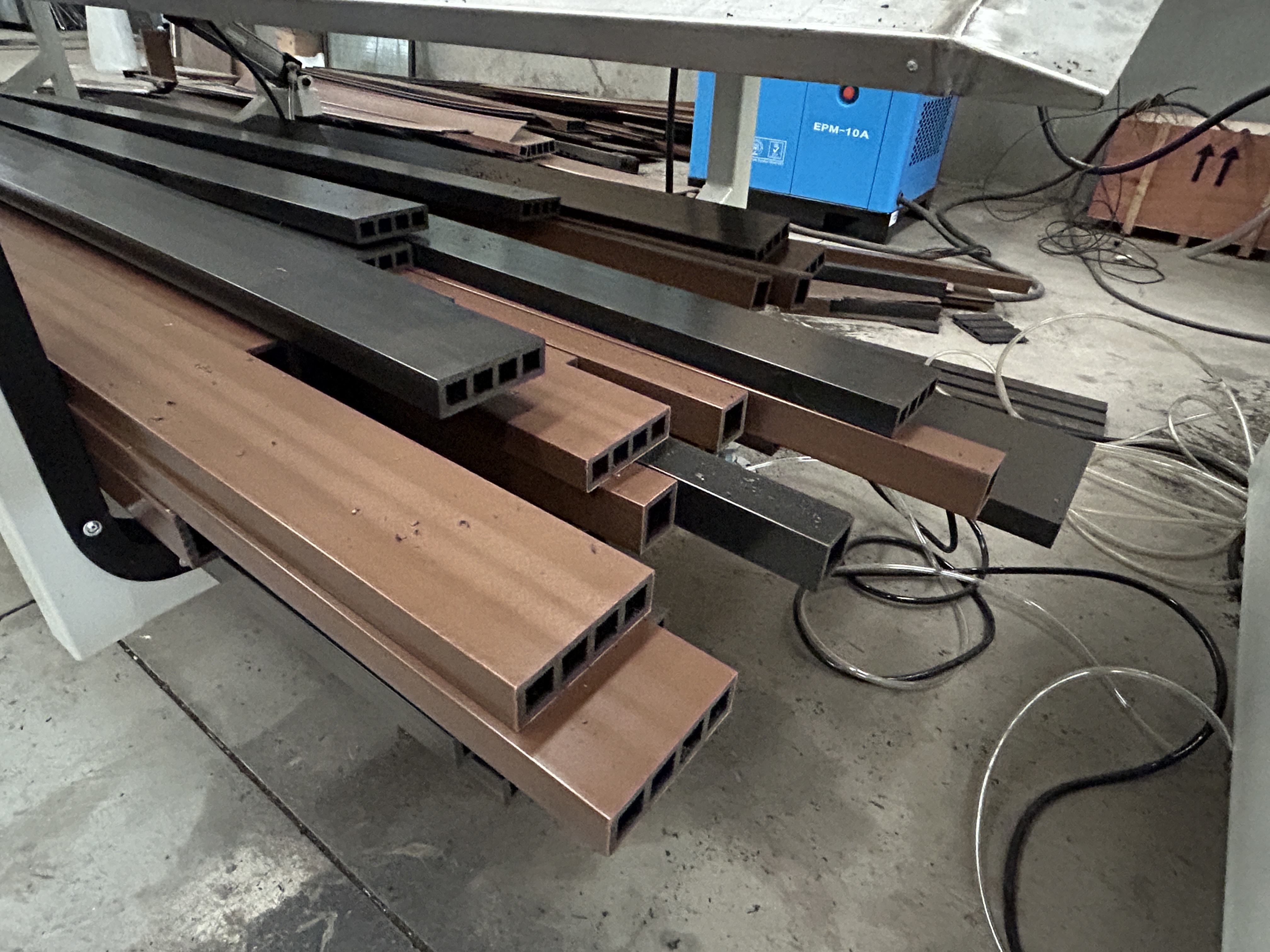 mais recente caso da empresa sobre Building a WPC Decking Manufacturing Solution for Outdoor Flooring Applications in Romania