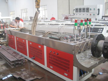 O PVC dos bens quatro conduz parafuso do dobro da capacidade 250KG/H/350KG/H de fabricação da máquina