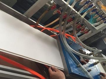 Linha de extrusão de produção de painéis de PVC WPC PE eficientes
