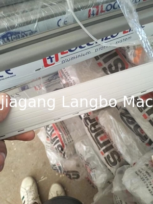 Máquina de fabricação de tiras de etiquetas de PVC e linha de extrusão de perfis com largura uniforme