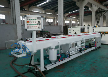 Linha plástica da extrusão da tubulação do PVC com a lâmina de serra que corta controlado pneumático, fatura da tubulação do PVC