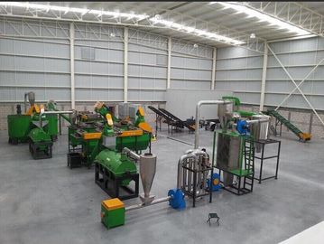 Granulador de reciclagem plástico gêmeo paralelo da correia da tração da máquina do granulador da extrusora de parafuso