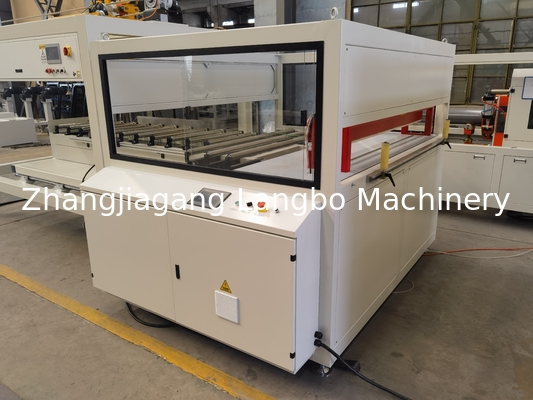 Linha de extrusão de perfis de janelas de PVC Máquina de extrusão Máquina de extrusão 1200mm Linha de produção de painéis de teto de PVC com máquina de manuseio automático