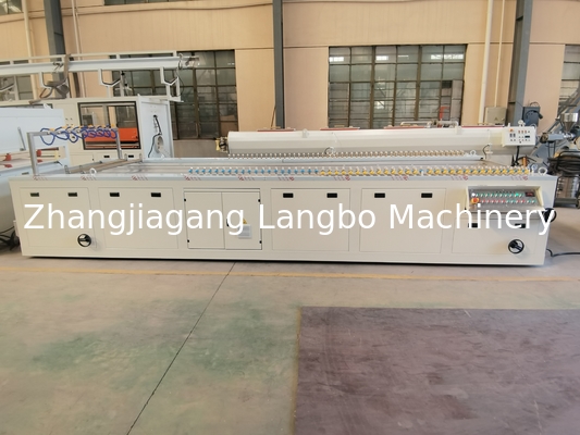 Linha de extrusão de perfis de janelas de PVC Máquina de extrusão Máquina de extrusão 1200mm Linha de produção de painéis de teto de PVC com máquina de manuseio automático
