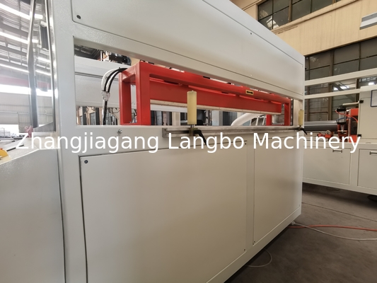 Linha de extrusão de perfis de janelas de PVC Máquina de extrusão Máquina de extrusão 1200mm Linha de produção de painéis de teto de PVC com máquina de manuseio automático