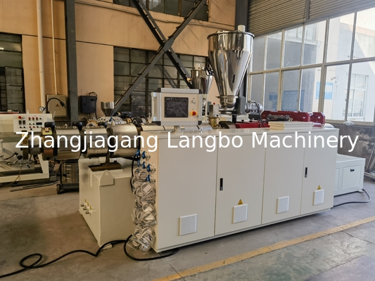 Linha de extrusão de perfis de janelas de PVC Máquina de extrusão Máquina de extrusão 1200mm Linha de produção de painéis de teto de PVC com máquina de manuseio automático