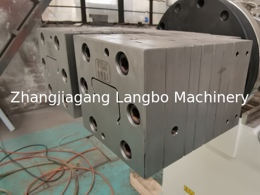 Máquina de fabricação de tronco de cabo de PVC com tamanho de perfil de 1180 mm e mesa de calibração de 8 m