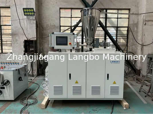 Linha de produção profissional de extrusão de placas compostas de perfis de madeira e plástico