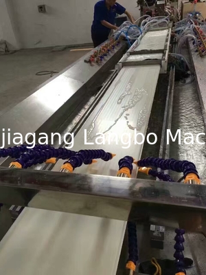 WPC Decking Flooring Post Composite Profile Rail Extrusion Production Line Making Machine (máquina de produção de linha de extrusão de trilhos)