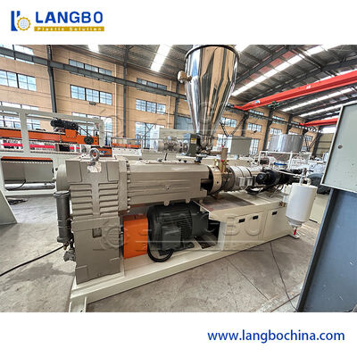 Linha de produção especial do painel de parede de WPC com a extrusora de parafuso gêmea cônica