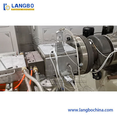 Linha de produção especial do painel de parede de WPC com a extrusora de parafuso gêmea cônica