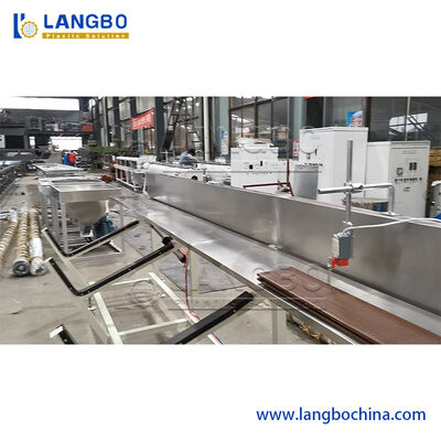 Linha de produção especial do painel de parede de WPC com a extrusora de parafuso gêmea cônica
