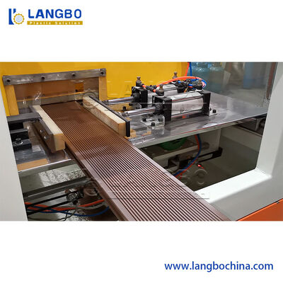 Máquina do painel de parede da velocidade WPC do produto 350KG/H, linha de produção do perfil do controle WPC do PLC