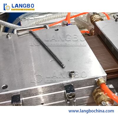 Linha operada fácil popular consumo da extrusão do perfil de WPC de baixa energia