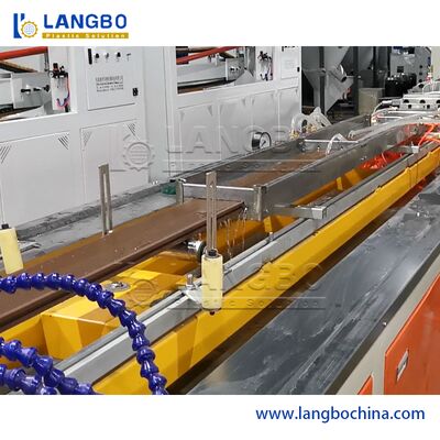 Linha de produção especial do painel de parede de WPC com a extrusora de parafuso gêmea cônica