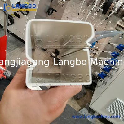 Máquina de fabricação de perfis de proteção de fios de cabo de linha de extrusão de tronco de PVC com dispositivo de perfuração