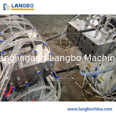 55/110 Linha de extrusão de perfis de PVC de extrusão cônica de parafusos de cabos de 1180 mm com potência de motor de 22 kW