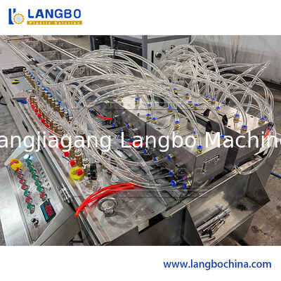 Linha de extrusão de perfis de PVC com extrusora de parafusos binários cônicos 55/110 para tronco de cabo de 1180 mm e potência do motor de 22 kW