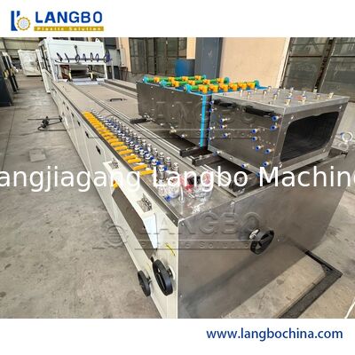 Linha de produção de perfis WPC (PVC, PP, PE, Madeira Plástica) para painéis de parede, decks e caixilhos de janelas e portas