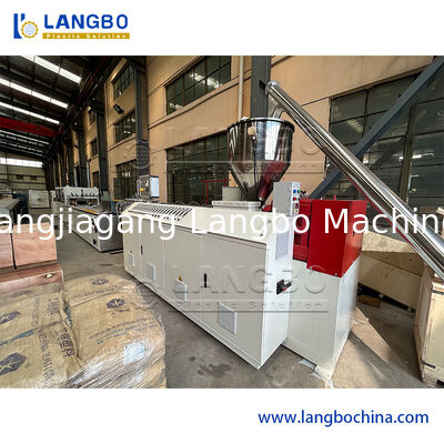 Linha de produção de perfis WPC (PVC, PP, PE, Madeira Plástica) para painéis de parede, decks e caixilhos de janelas e portas