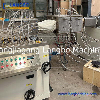 Linha de produção de extrusão de painéis de parede/janelas/portas/pavimentos/cercas/aberturas de pavimentos de madeira plástica