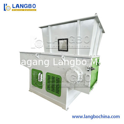 Resíduos de cartão, papel, pneus de borracha, pedaços de madeira, barris, tambores, tubos e trituradores de plástico para reciclagem