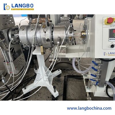 Linha de extrusão de tubos PPR de coextrusão de 3 camadas com capacidade de 350 kg/h e controlo PLC SIEMENS