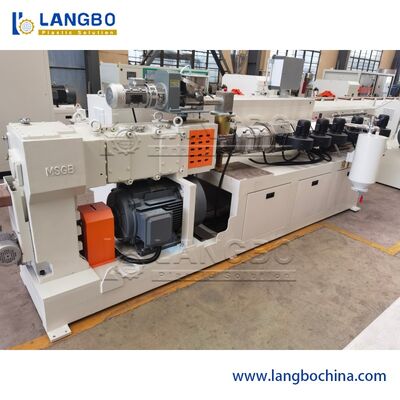 Linha de produção de tubos de água de PVC de plástico Máquina de fabricação de tubos de PVC com extrusora de alto desempenho com preços atraentes