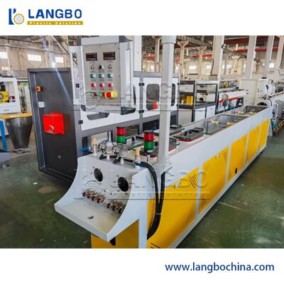 Linha de produção de tubos de água de PVC de plástico Máquina de fabricação de tubos de PVC com extrusora de alto desempenho com preços atraentes