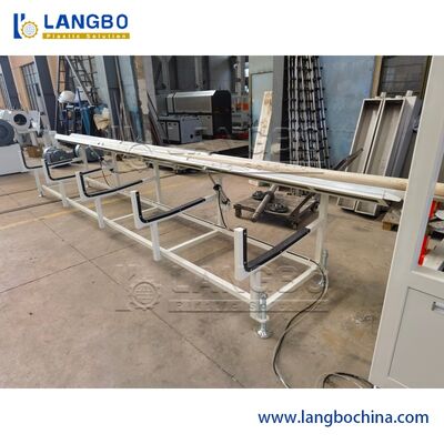 Linha de extrusão de tubos de PVC.