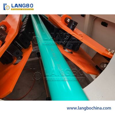 Linha de extrusão de tubos de PVC.