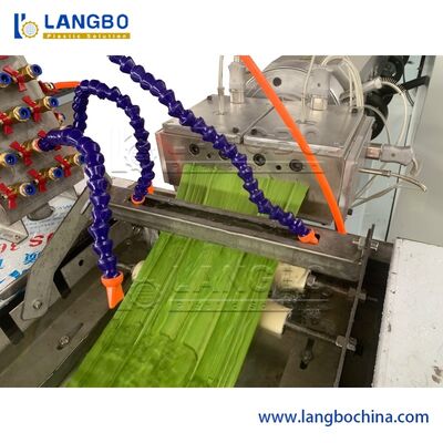 Máquina de fazer parada de água de PVC de plástico de automação de alta qualidade / Fabricante de linha de produção de extrusão de perfil de teto oco de moldura de porta WPC na China