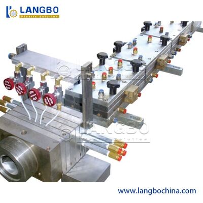 WPC Decking Line. Extrusão, Calibração, Reboco para Placas de Área Limpa