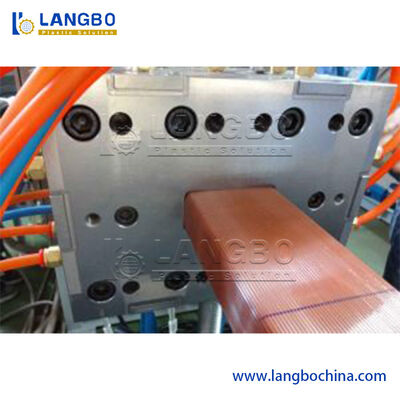 WPC Decking Machine. Refrigerador controlado para reduzir a deformação da prancha