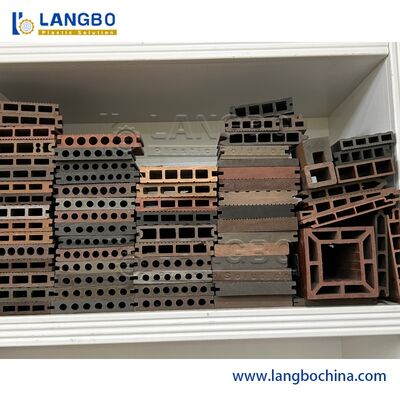 WPC Decking Machine. Refrigerador controlado para reduzir a deformação da prancha