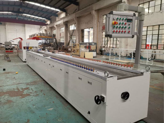 Linha de produção de máquinas de extrusão de painéis de parede flutuados de decoração de PVC