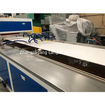 Linha composta linha da extrusão do perfil do PVC de produção de pouco peso do painel de parede do parafuso gêmeo