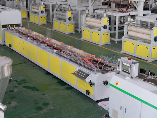 Linha de produção de extrusão de perfis plásticos de PVC totalmente automática para produção de alto nível